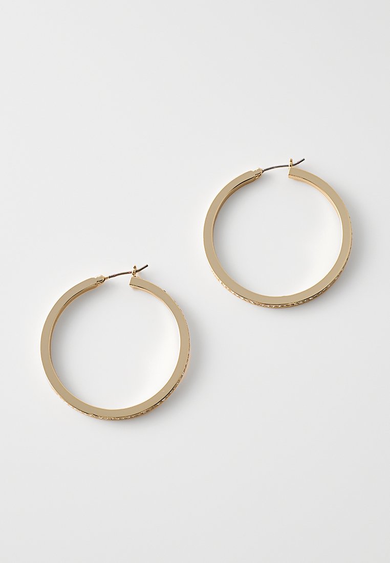 Pendientes de aro color oro con una superficie lisa y brillante, de perfil delgado y con cierre de bisagra para facilitar su uso.