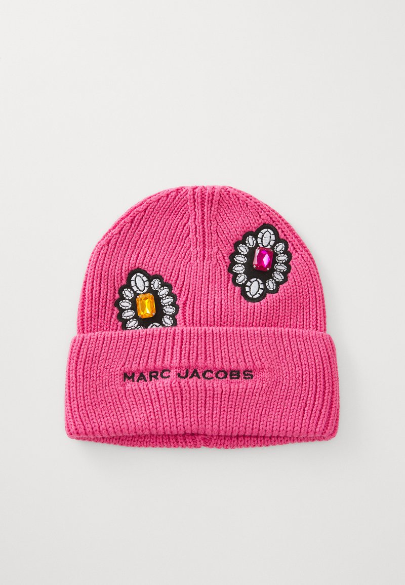 Rosa stickad mössa med vikkant, prydd med gula och rosa juvelapplikationer och "Marc Jacobs" broderat i svart på kanten.