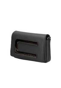 Clutch in pelle nera con accentuazione del logo in metallo nero lucido. Presenta una forma rettangolare compatta e una chiusura magnetica.