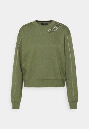 Olivengrøn crewneck sweatshirt med lange ærmer, ribbet manchetter og kant, rhinsten "GUESS" logo på venstre skulder og sølv ærmestriber.