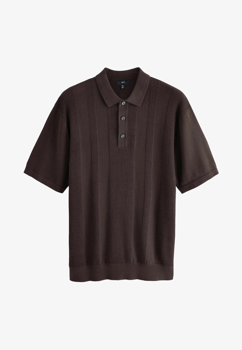 Polo shirt lavorato a maglia marrone con una texture a coste, maniche corte, pattina con tre bottoni e colletto piatto. Accentuato da sottili righe verticali.