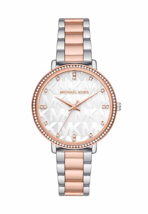 Michael Kors armbåndsur med rosaguld- og sølvmetalarmbånd, krystaller på bezelen og hvid urskive med "MK" mønster og visere i rosaguld.
