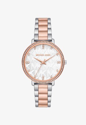 Michael Kors armbåndsur med rosaguld- og sølvmetalarmbånd, krystaller på bezelen og hvid urskive med "MK" mønster og visere i rosaguld.