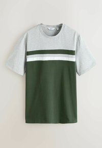 T-shirt met korte mouwen in lichtgrijs en donkergroen, met horizontale strepen in donkergroen en wit over de borst. Gemaakt van een katoenmix.