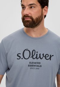 s.Oliver MET LOGO - Camiseta estampada - schiefergrau