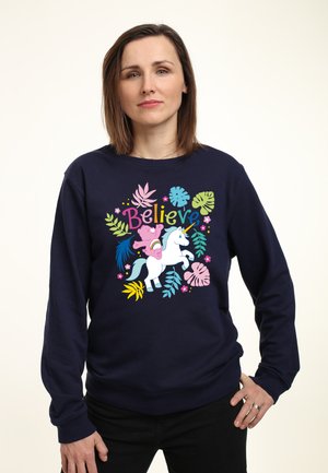Marineblauwe sweatshirt met een kleurrijke eenhoornafbeelding, omringd door bladeren en bloemen, met het woord "Geloof" prominent weergegeven.