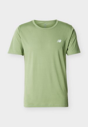 Lys grøn atletisk T-shirt med korte ærmer og rund halsudskæring, med lille hvid "NB"-logo på venstre bryst mod en ensfarvet baggrund.