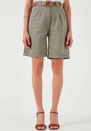 LELA REGULAR FIT - Shorts - khaki