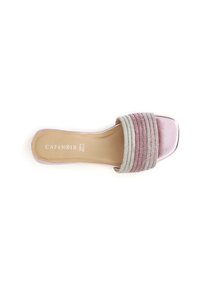 Sandal in satin rosa con zeppa larga e decorazioni in perline argentate, rosa e trasparenti; punta quadrata; foderatura interna liscia; etichetta del marchio visibile.