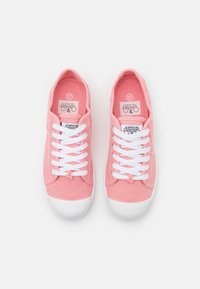 Růžové plátěné tenisky s bílými tkaničkami, zaoblenou špičkou a gumovými podrážkami. Významný detail: malý růžový květinový akcent na tkaničkách. Velikost 37.