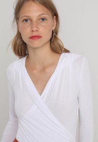 mbyM LIONE-M - Longsleeve - optical white