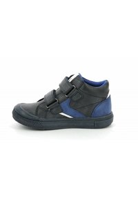 Zapatilla alta en negro y azul con correas de velcro, suela de goma, parte superior texturizada y acentos blancos contrastantes en el costado.