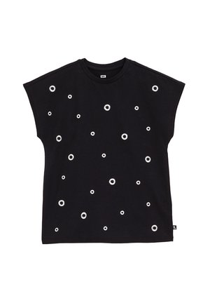 Schwarzes Baumwoll-T-Shirt in übergroßer Form, verziert mit silbernen Ösen in verschiedenen Größen als dekorative Akzente auf der Vorderseite.