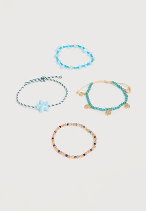 Quatre bracelets à perles aux tons bleu, turquoise et or, dont un avec une perle en forme d’étoile et un autre avec des pièces suspendues.
