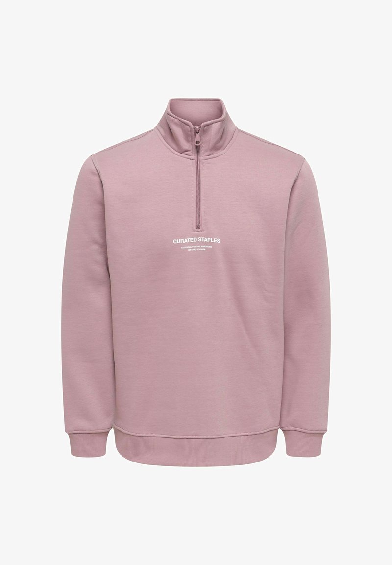 Pullover-genser i lyserosa med kvartglidelås, ribbestrikkede mansjetter og hvit logo med teksten "CURATED STAPLES" på framsiden.