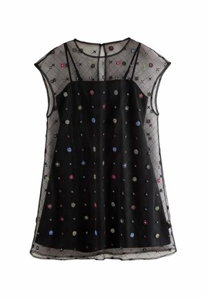 Rochie neagră cu mâneci scurte, având un overlay transparent cu broderie florală colorată. Materialul are o textură moale și o croială lejeră.