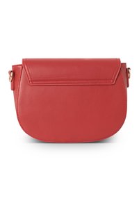 Borsa a tracolla in pelle rossa con chiusura a patta, forma arrotondata e dettagli in metallo dorato. Texture liscia con bordi cuciti.