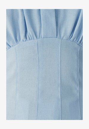 Hele sinine tekstiil, millel on kogutud ülemine osa ja vertikaalsed õmblused. Sile tekstuur matt viimistlusega. Pole nähtavaid mustreid ega aktsente.