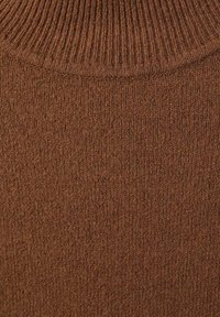 Pull en tricot marron avec un col roulé côtelé et une surface texturée, présentant une teinte chaude et terreuse sur l'ensemble.