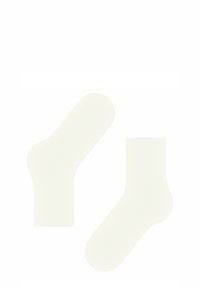 Białe bawełniane skarpetki z prążkowaną teksturą; jedna skarpetka ma zaokrąglony kształt, a druga prosty dekolt, zaprojektowane z myślą o wygodnym dopasowaniu.