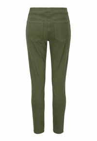 Olijfgroen aansluitende broek met een gladde textuur, voorzien van twee achterzakken en gestikte details, ontworpen voor een slanke silhoutte.