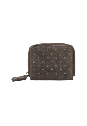 Portefeuille en daim marron avec de petits clous en métal, de forme rectangulaire, fermoir à zip et une accent en frange sur le côté. Surface texturée avec une finition douce.