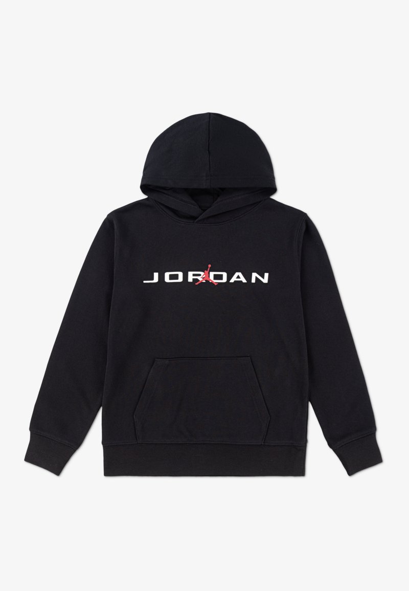 Crna majica s kapuljačom koja sadrži prednji džep, bijeli natpis "JORDAN" i crveni siluetu logotipa iznad slova "A". Izrađena od mekog materijala.