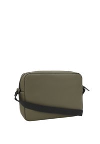 Borsa rettangolare verde oliva realizzata in materiale liscio e resistente. Presenta una lunga tracolla nera regolabile e una chiusura con cerniera.