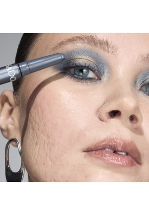 Pořadí 2: IsaDora - THE GLEAM EYESHADOW STICK LONGWEAR & WATER-RESISTANT - Oční stíny