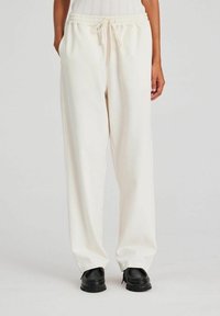 - Spodnie materiałowe