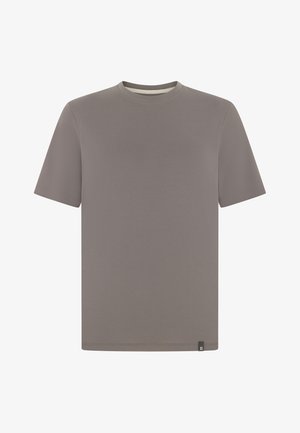 Prosty t-shirt z krótkim rękawem i okrągłym dekoltem w jednolitym kolorze taupe, z małą czarno-białą metką na dolnym brzegu.