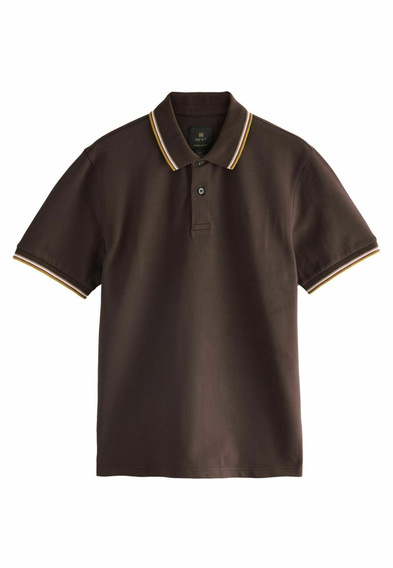 Camisa polo marrón oscuro con cuello que presenta franjas amarillas y blancas, mangas cortas y dos botones en el cuello. Textura de tela suave.