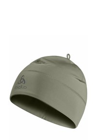 Bonnet de sport vert olive en tissu doux et extensible. Présente un logo sur le côté et une petite boucle en haut pour un maintien sécurisé.