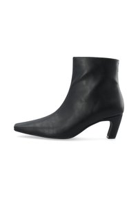 Bottine en cuir noir avec un bout pointu et un talon de hauteur intermédiaire. Texture lisse, design épuré et accents minimalistes sur le talon.