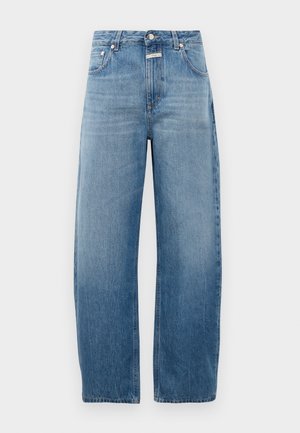 Jean en denim bleu clair, taille haute, avec une coupe droite. Présente un design classique à cinq poches et une fermeture à bouton en métal.