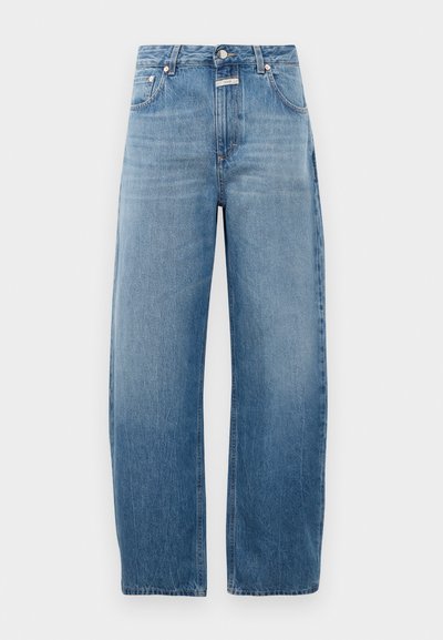 Gaiši zilas džinsu bikses, ar augstu jostu un taisnu kāju griezumu. Iespējo klasisko piecu kabatu dizainu un metāla pogas aizdari.