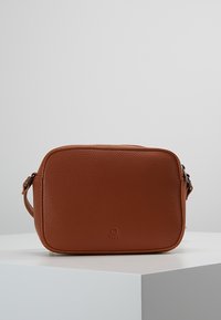 Borsa a tracolla rettangolare in pelle marrone con superficie textured e tracolla regolabile. Presenta un sottile logo sul fronte inferiore.
