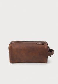 Brun lærtoalettveske med glidelås, rektangulær form og et sidehåndtak for enkel bæring. Glatt tekstur med minimal design.