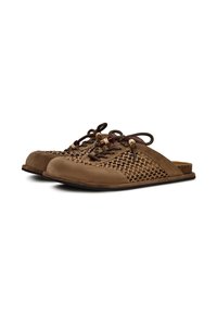 Ruske slip-on kengät, joissa on kudottu päälli, valmistettu mokkajasta ja varustettu koristeripsillä nauhoissa. Litteä pohja, pyöristetty kärki ja teksturoidut yksityiskohdat.