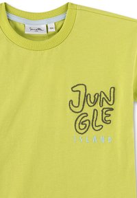 Limegrünes Baumwoll-T-Shirt mit einem gerippten Rundhalsausschnitt. Auf der Brust sind "JUNGLE" in Dunkelbraun und "ISLAND" in Hellblau gestickt.