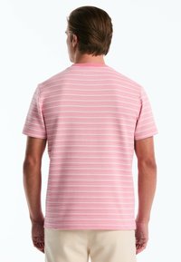 Chemise à manches courtes rose rayée en tissu texturé. Les rayures varient en largeur et en teinte, dotée d'un col rond et d'une coupe décontractée.