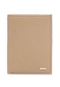 Brązowy skórzany portfel o gładkiej fakturze, prostokątnym kształcie i przeszywanych brzegach. Posiada małą metalową plakietkę z marką po boku.