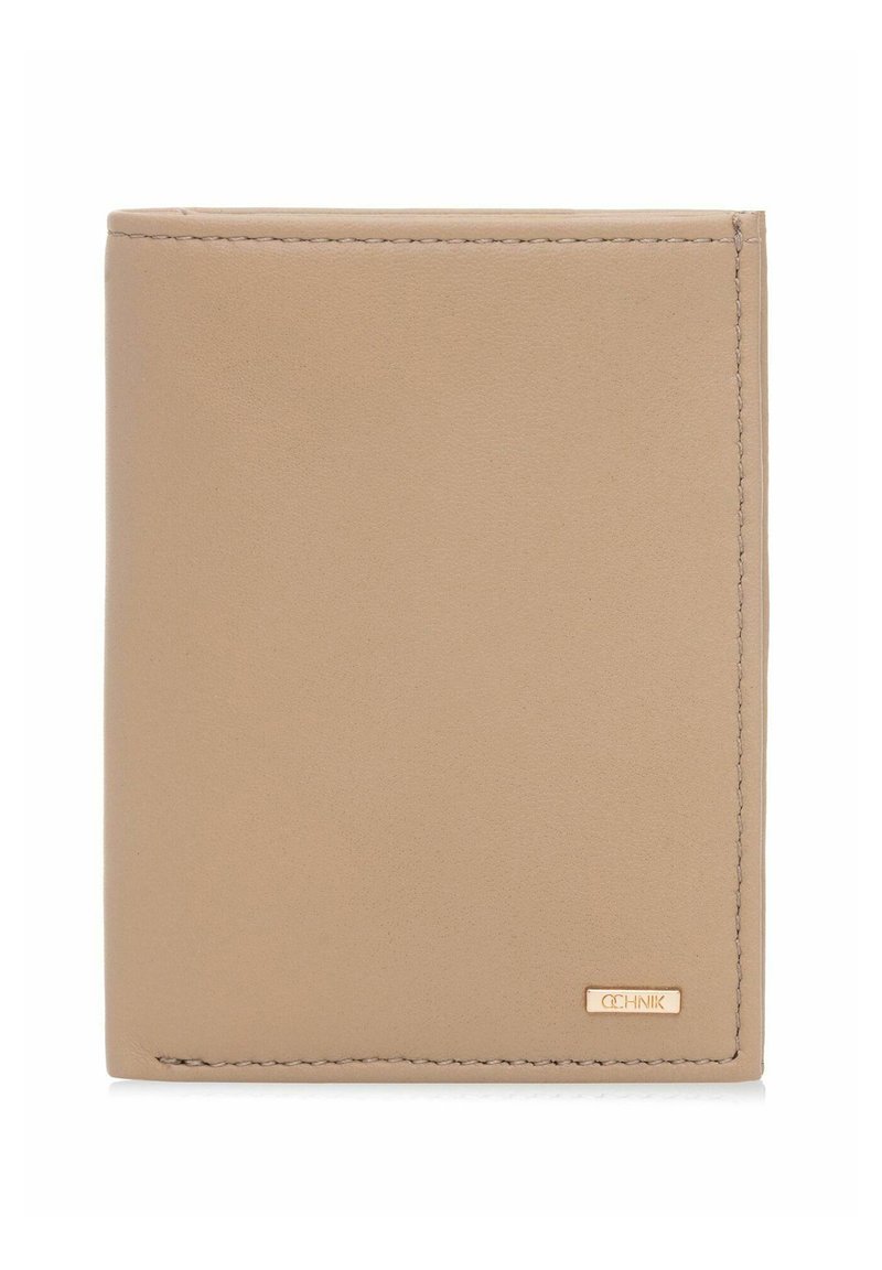 Brązowy skórzany portfel o gładkiej fakturze, prostokątnym kształcie i przeszywanych brzegach. Posiada małą metalową plakietkę z marką po boku.