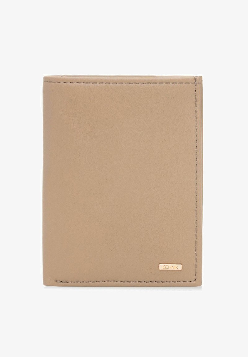 Brązowy skórzany portfel o gładkiej fakturze, prostokątnym kształcie i przeszywanych brzegach. Posiada małą metalową plakietkę z marką po boku.