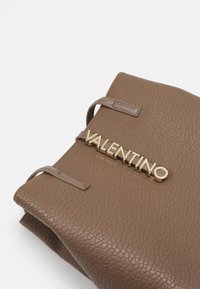 Valentino Bags Handväska - taupe