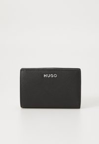 Portafoglio in pelle nera con finitura testurizzata e logo 'HUGO' in argento sulla parte anteriore. Forma rettangolare con bordi puliti.