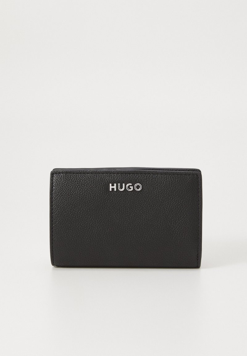 Portafoglio in pelle nera con finitura testurizzata e logo 'HUGO' in argento sulla parte anteriore. Forma rettangolare con bordi puliti.