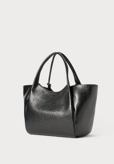 Fekete bőr tote táska texturált felülettel, lekerekített tetejével és dupla fogantyúval. Minimalista design, tágas belső térrel és diszkrét fényű felülettel.