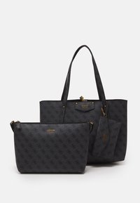 Sæt med sort tote taske, der inkluderer en stor tote, en lille pung og en kortholder, alle med et tekstureret mønster og guldlogo accenter.