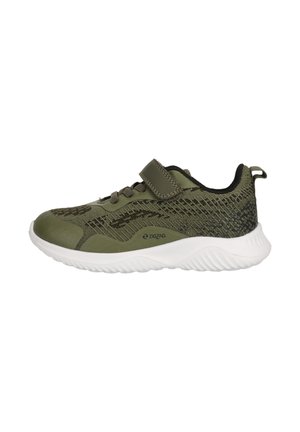 Chaussure de sport verte avec une tige en tissu texturé, un embout lisse, des lacets élastiques et une sangle Velcro. Semelle en caoutchouc blanche avec un design ondulé.